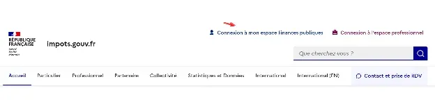 Auto-entrepreneur souriant remplissant sa déclaration 2042-C-PRO en ligne depuis son bureau à domicile