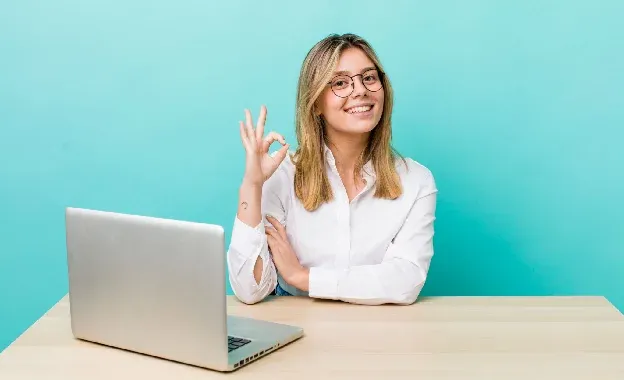 Auto-entrepreneur satisfaite calculant ses cotisations sociales 2026