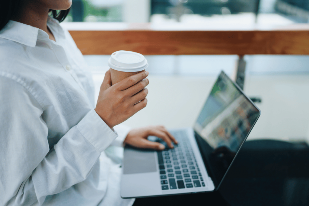 Travailleuse indépendante sur son ordinateur portable