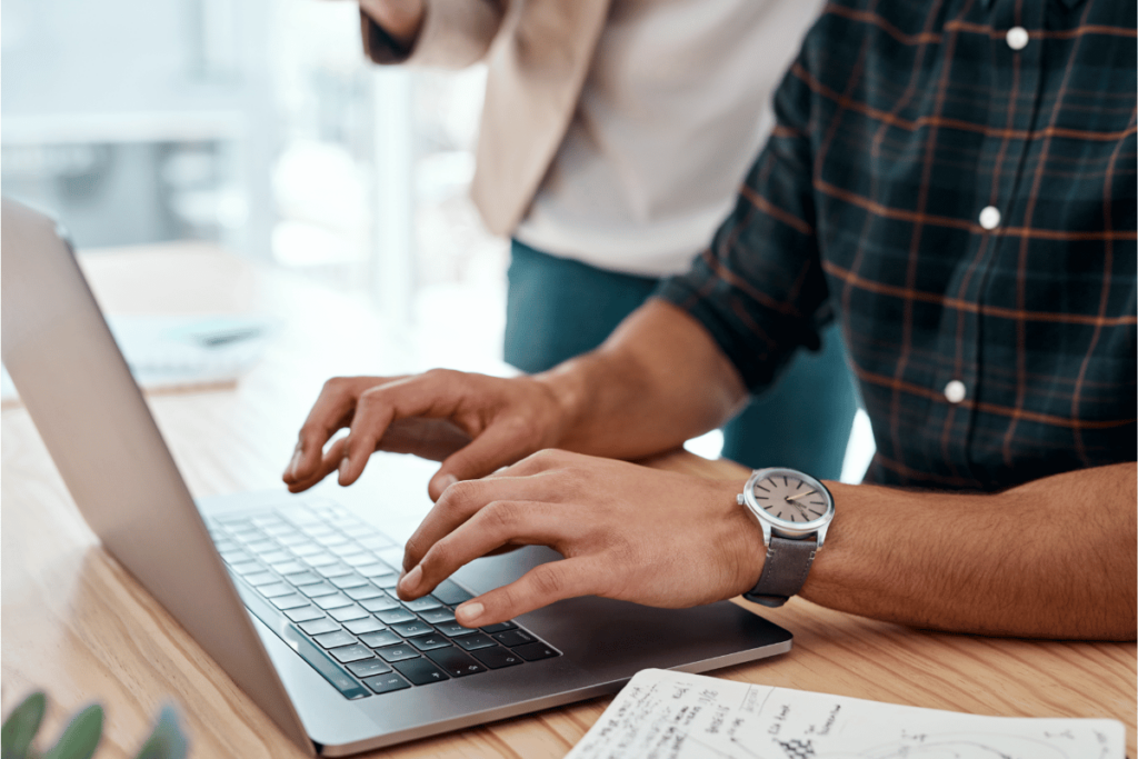 Homme qui travaille sur un ordinateur portable