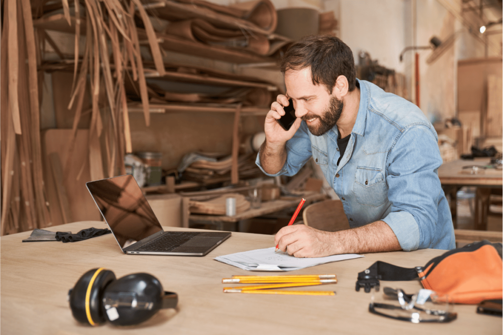 Artisan au téléphone