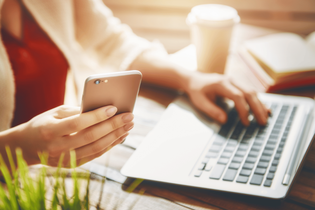 Travail sur ordinateur portable et smartphone