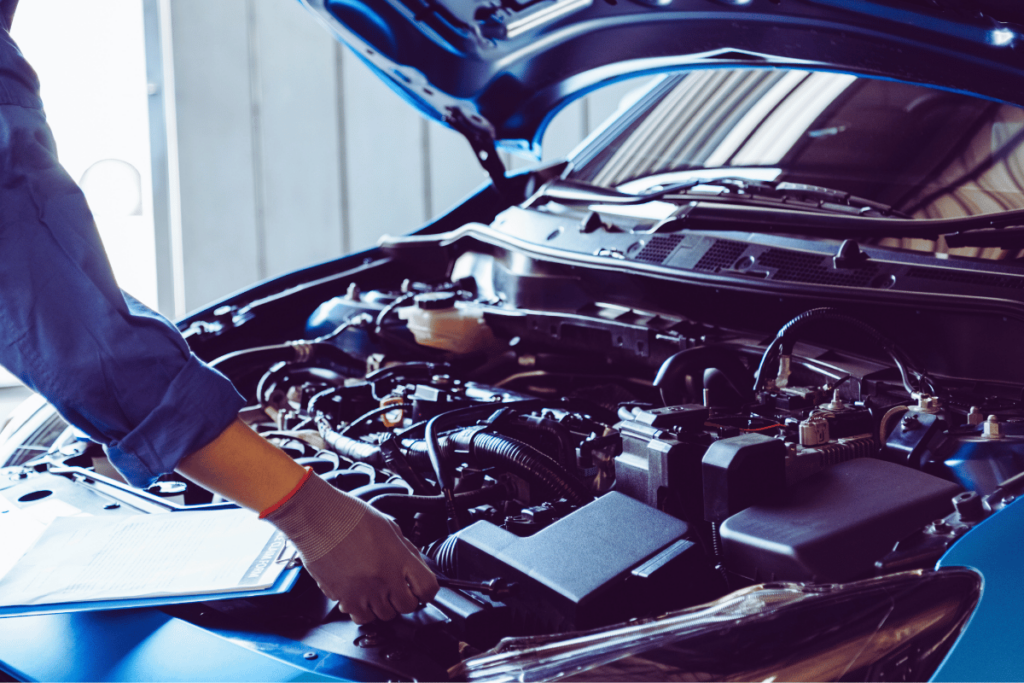 Intervention d'un mécanicien sur le moteur d'une voiture