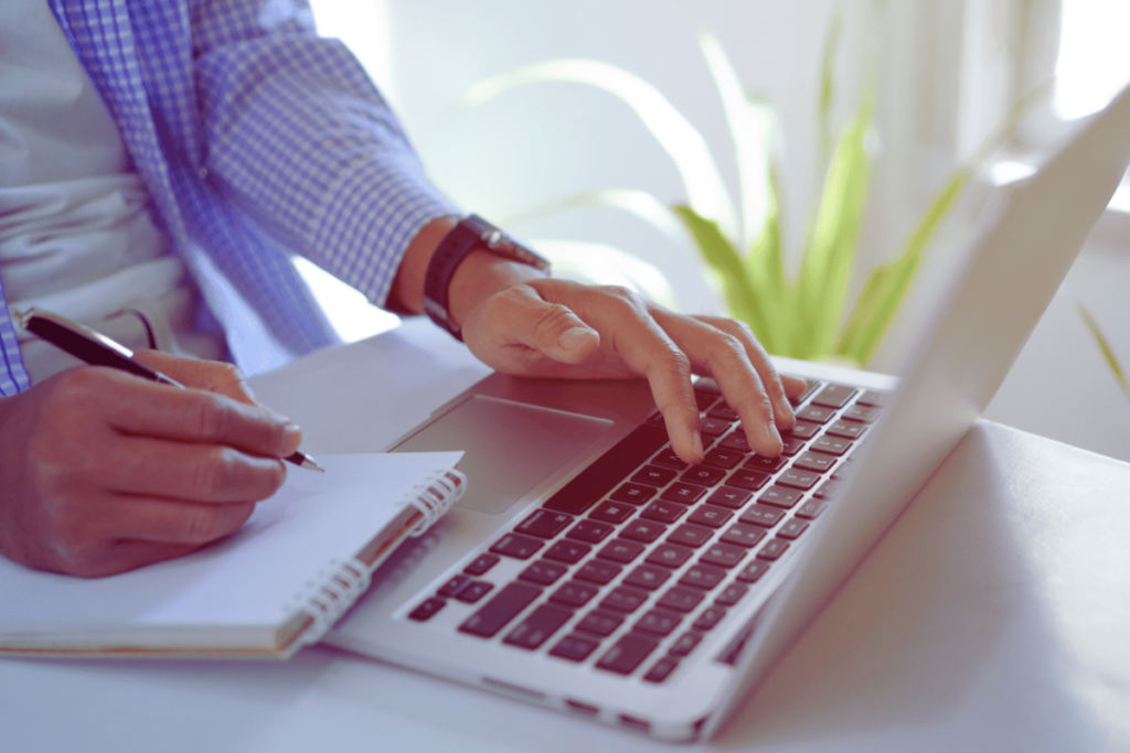 Homme qui travaille sur un ordinateur portable